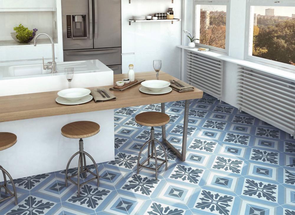 Mayolica Max helesinine mustriga plaat