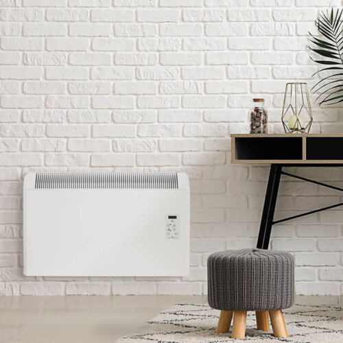 Kütteseadmed - elutuba, kus on seinas soojussalvesti, riiul ja väike tume tumba