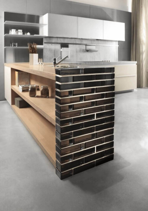 Klaasplokid - köök, kus köögisaar on laotud tumedast kitsast klaasplokist