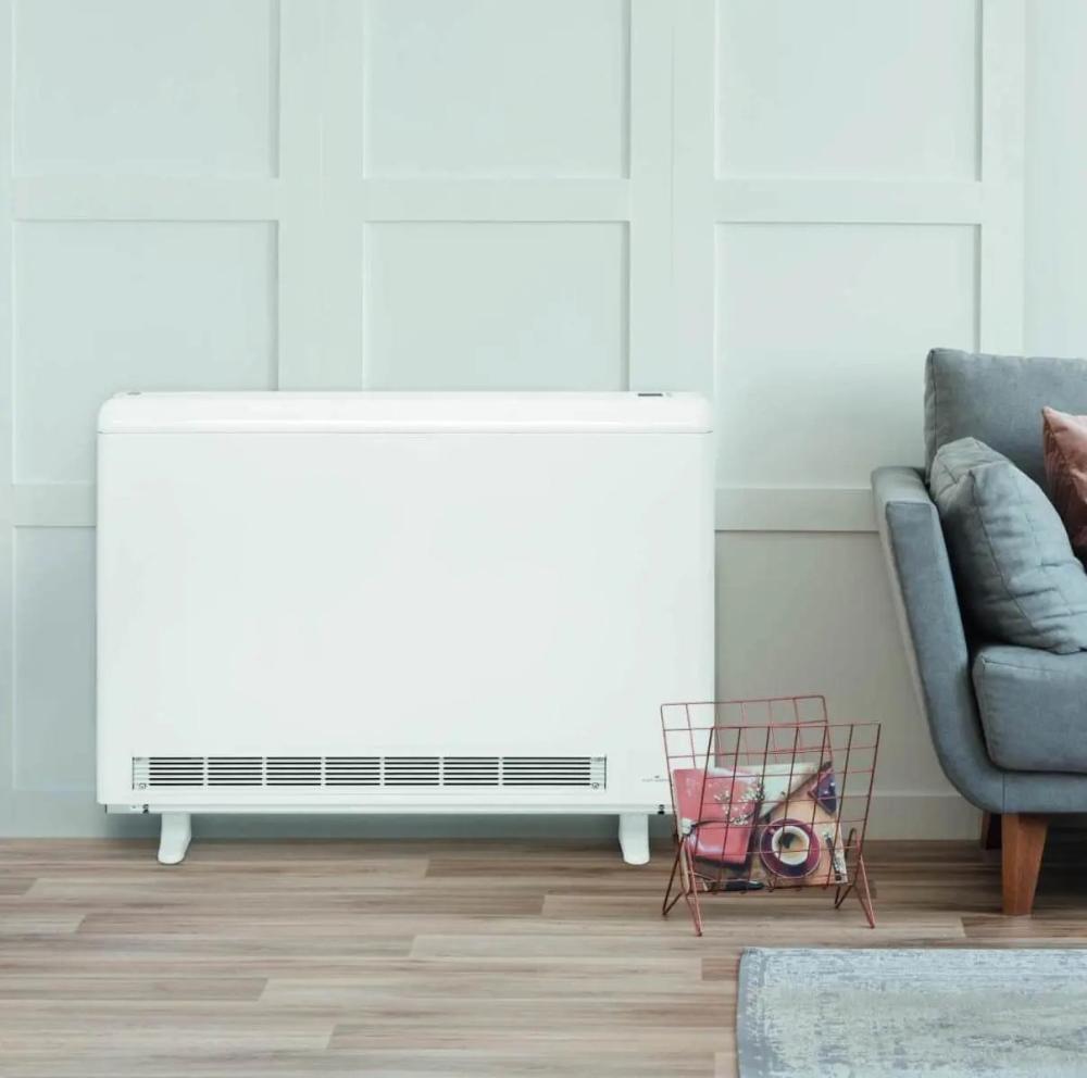 Аккумулирующий обогреватель Elnur Gabarron в современной гостиной с серыми стенами и деревянным полом