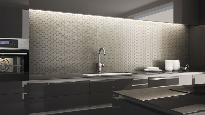 Современная кухня с элегантным смесителем, подсвеченной шестигранной плиткой на фартуке, глянцевыми темными шкафами и минималистичным дизайном. На столешнице &mdash; белая посуда и миски.