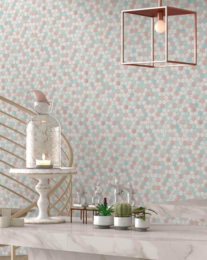 Interj&ouml;&ouml;r pastelsetes toonides kuusnurksel seinaplaadil, marmorist tasapinnal dekoratiivelemendid nagu k&uuml;&uuml;nlad, taimed ja valged figuurid, &uuml;leval geomeetriline rippvalgusti.