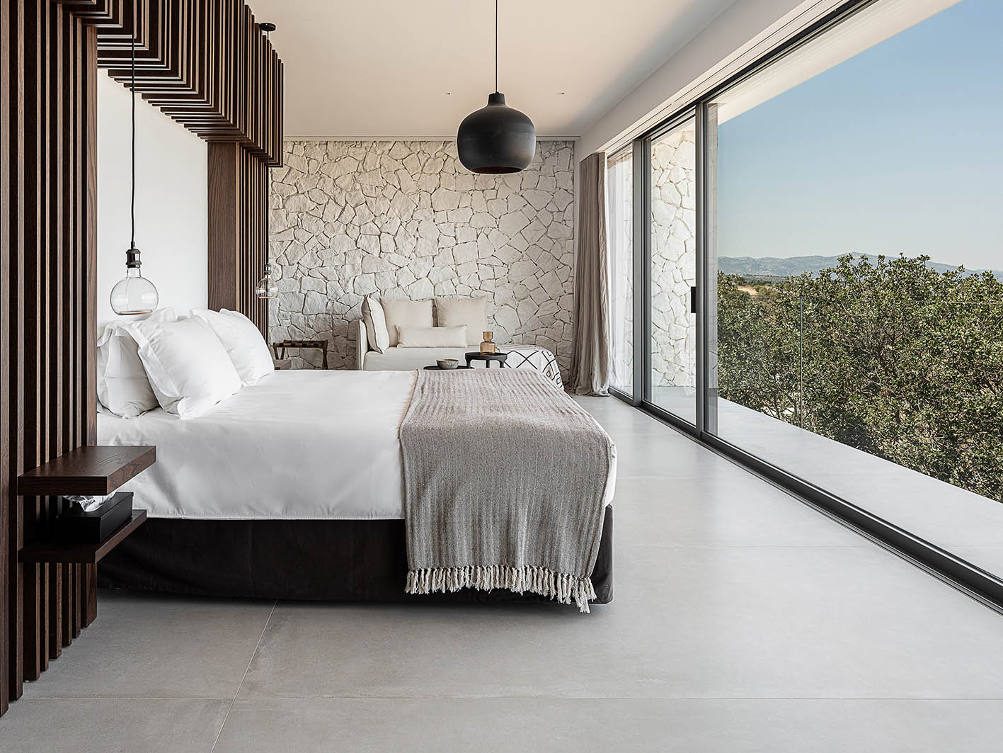 Akrolithos valge looduskivi magamistoa seinal