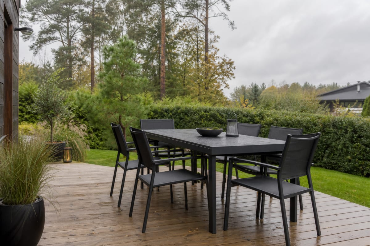 Näin valitset kestävät puutarhakalusteet pohjoisen olosuhteisiin