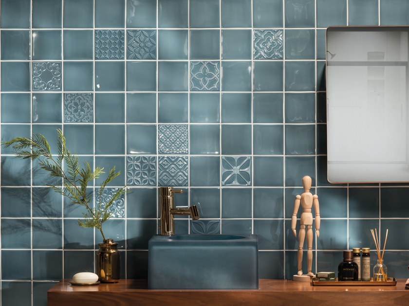 Aleluia siniste plaatidega vannituba