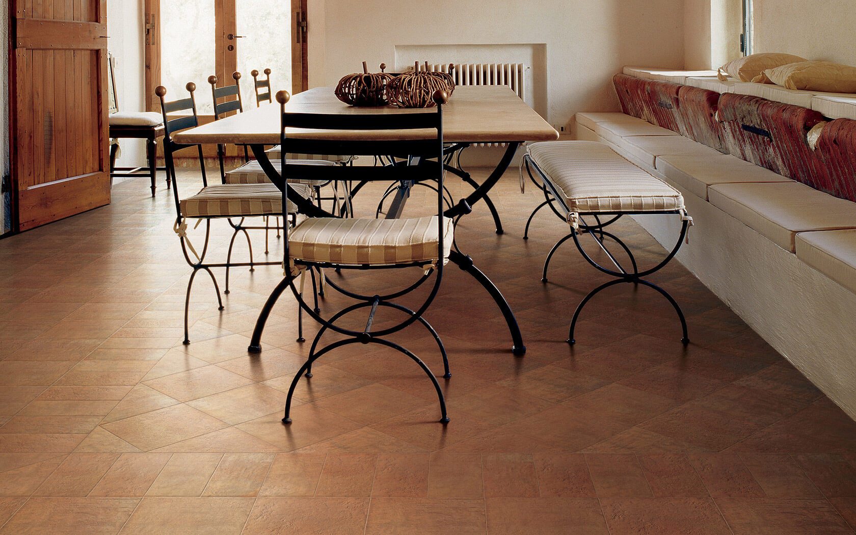 Alfalux Arte del Cotto klassikalises terrakotatoonis põrandaplaadid rustikaalses söögitoas