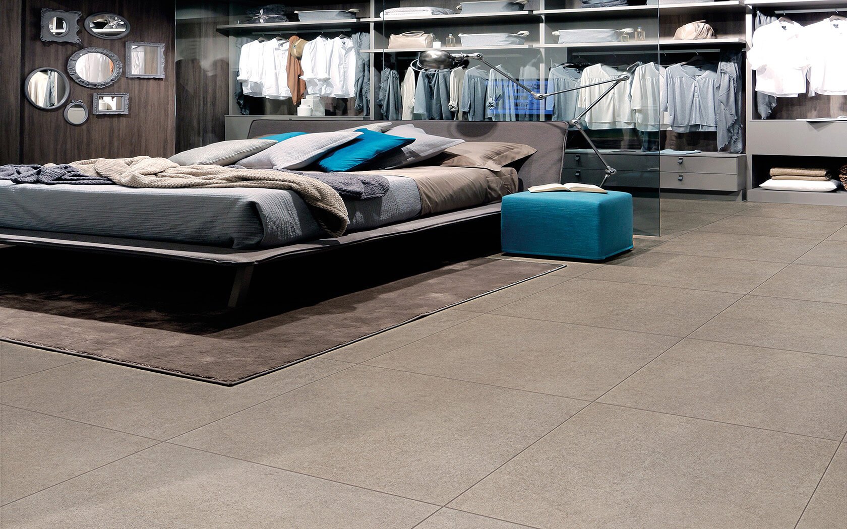 Alfalux Gallura Cappuccino beežikad plaadid modernses magamistoas tumeda mööbliga