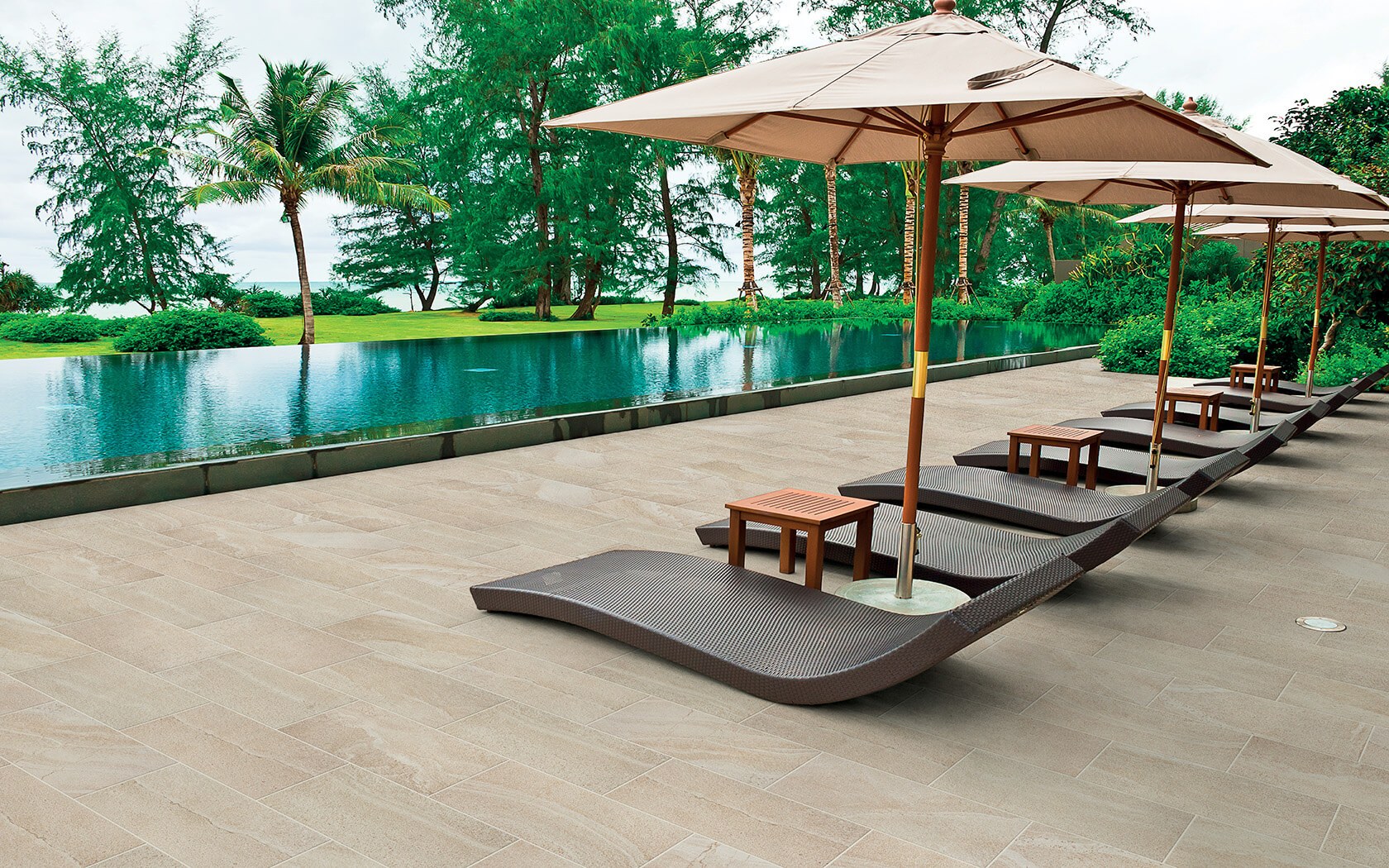 Alfalux Hills seeria plaadid luksusliku hotelli basseiniterrassil lamamistoolide ja päikesevarjudega