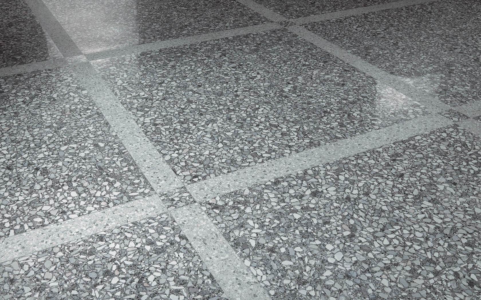 Alfalux I Veneziani Bardiglio-MaxGrigio hallid plaadid elutoas, mille disainis on ühendatud klassika ja modernsus