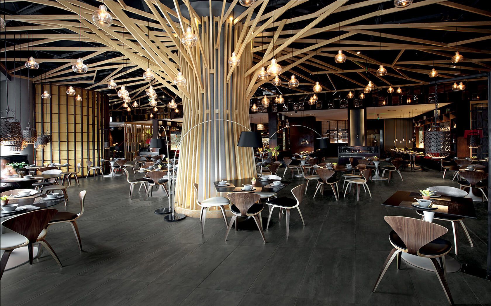 Alfalux Materika Nero mustad plaadid luksusliku restorani interjööris puidust disainielementidega