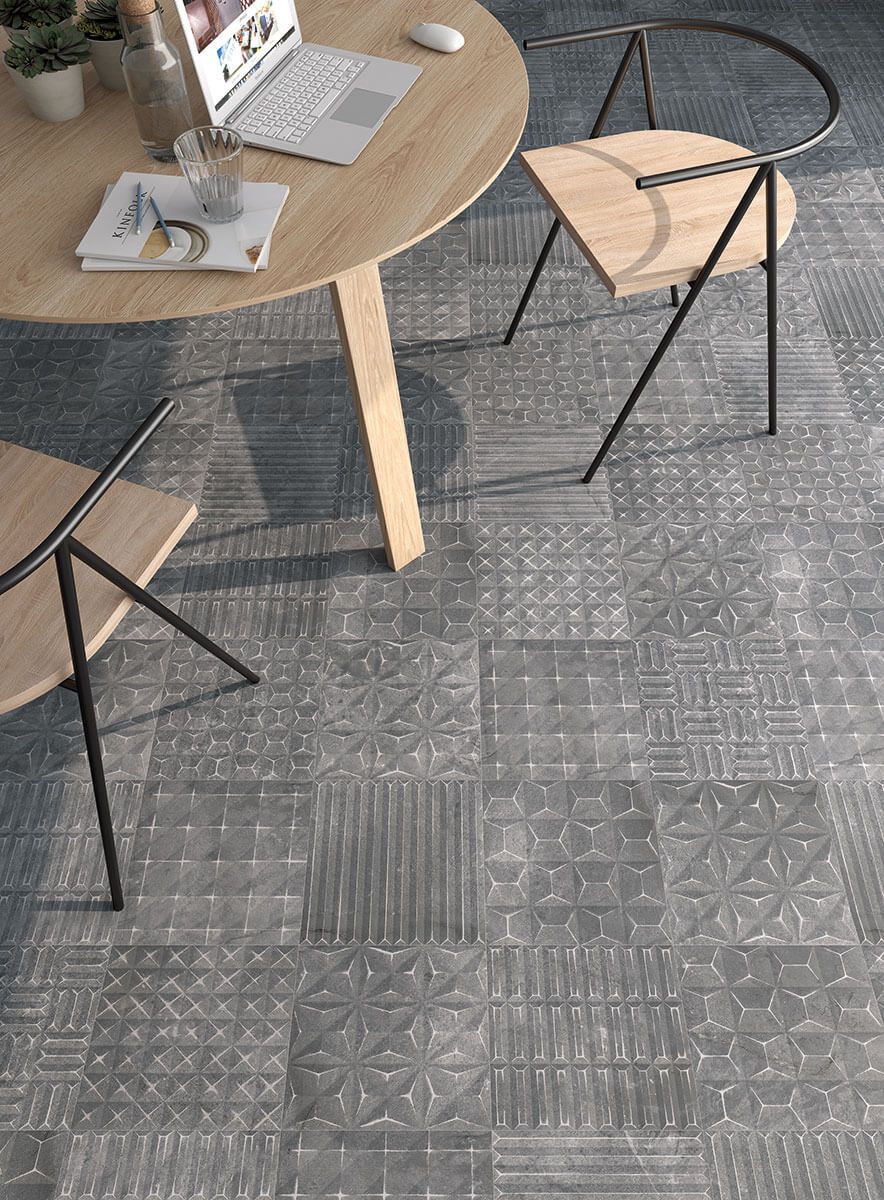 Arcana LITHOS A500 plaadid avaras vannitoas, mille interjööris on kombineeritud hall ja puidumuster