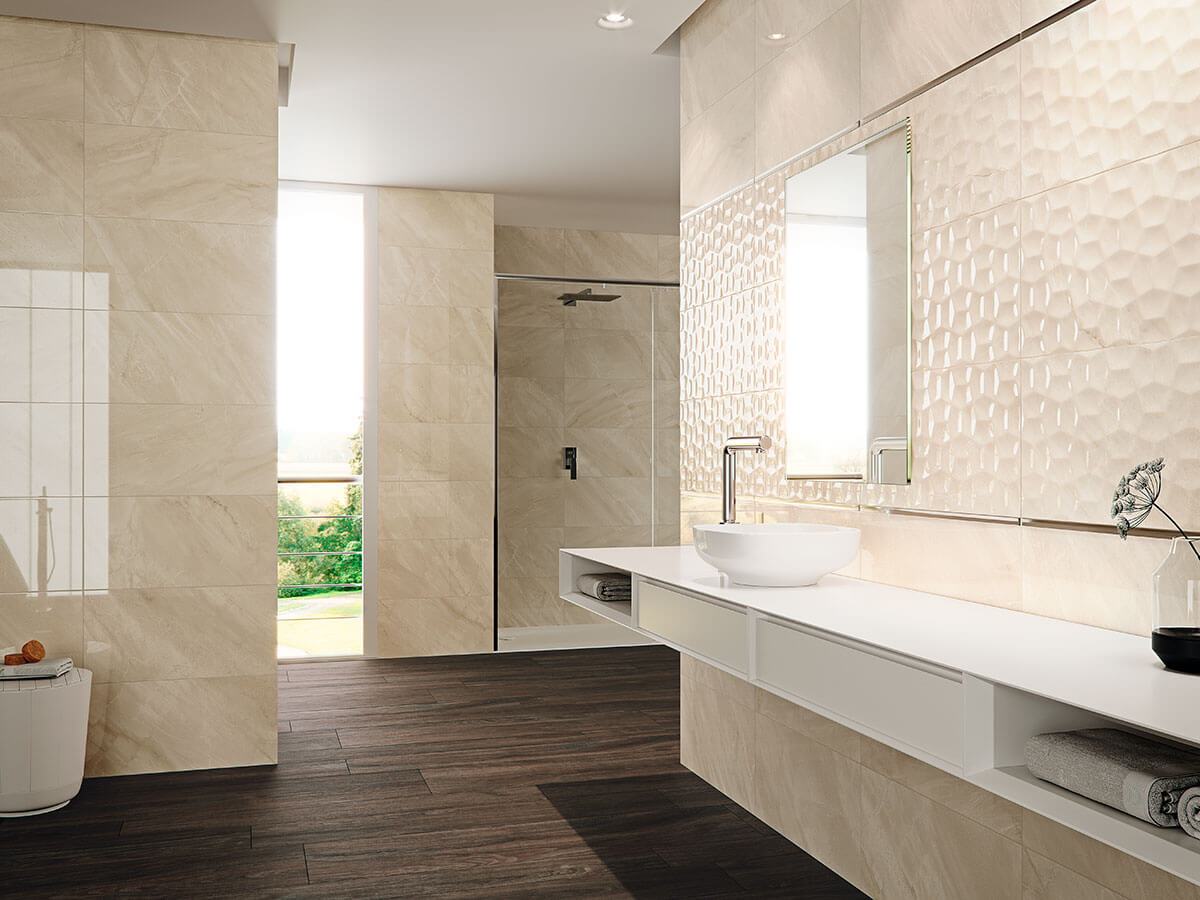 Bellacasa Logan neutraalses toonis seinaplaadid loodusliku valgusega vannitoas