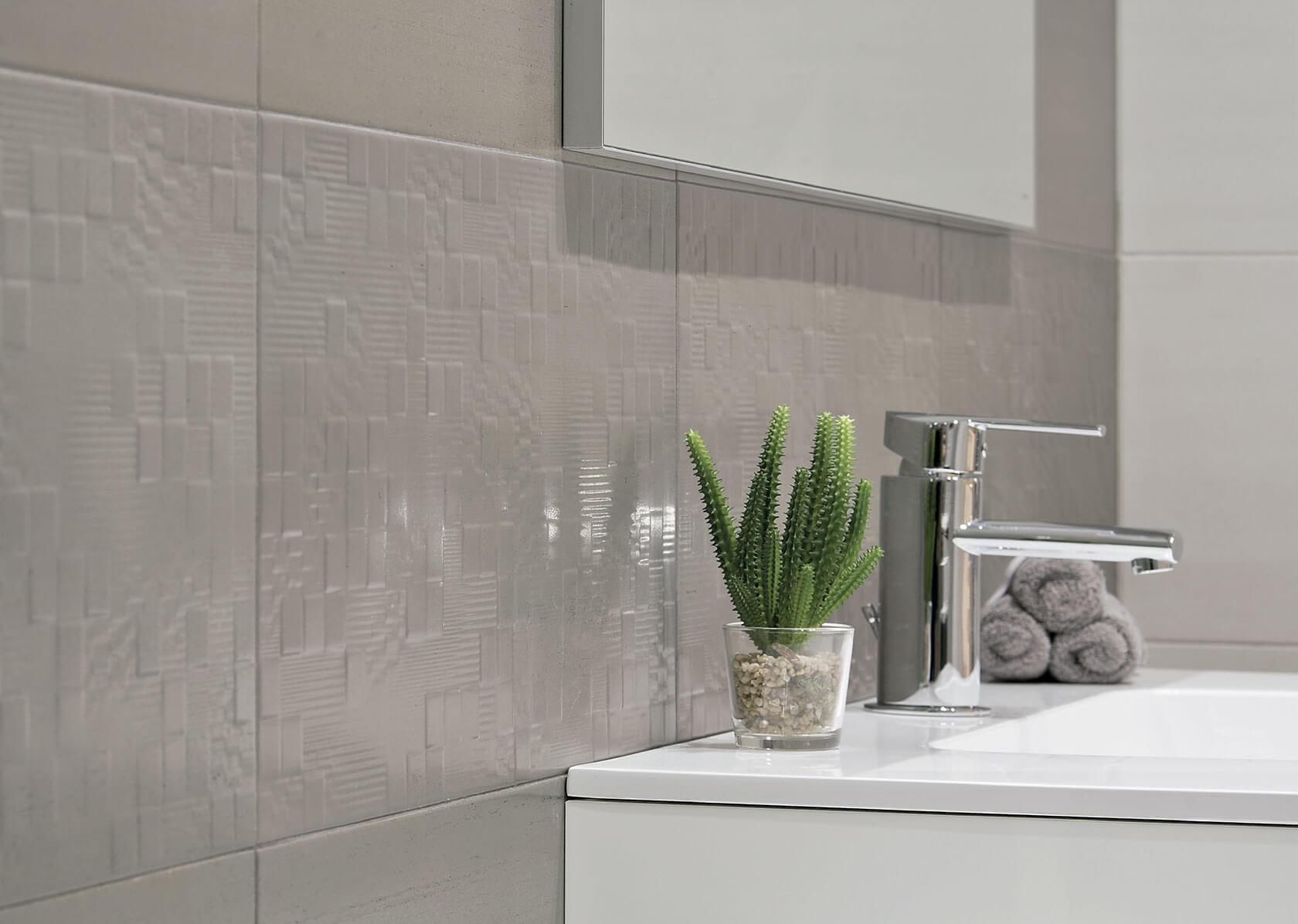 Bellacasa Dunas läikivad beežikas-hallid plaadid vannitoas elegantse valamualusega