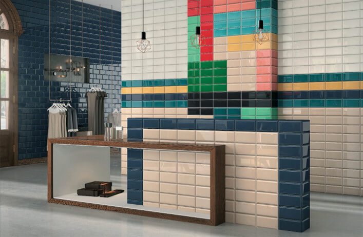 Ceragni värvilised plaatide mustrid ruumikas köögilahenduses