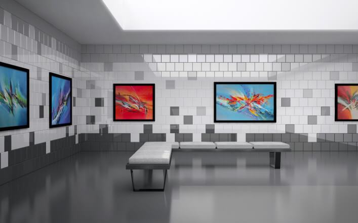 Ceragni galeriisein plaatidega, mille taustaks kunstinäitus