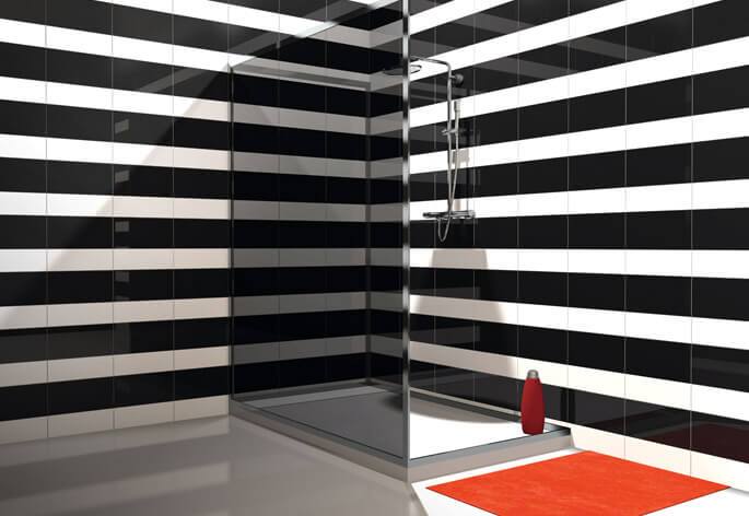 Ceragni must-valge triibuline disain duširuumis