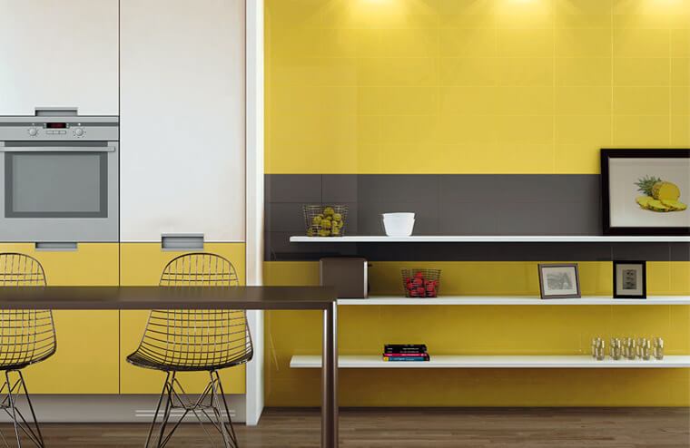 Ceragni kollane seinaplaatide aktsent köögis