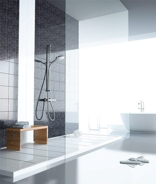 Ceragni hele ja tume kontrastne plaat dušinurgas