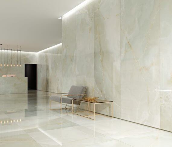 Coverlam Ónice Pulido – läikiv heledatooniline plaat moodsa ooteruumi seinakattena