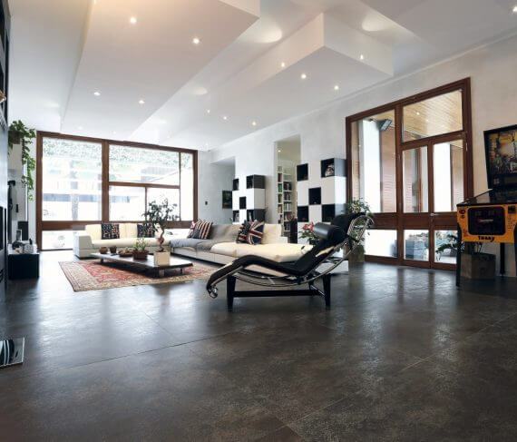 Coverlam Óxido Negro – tumehall põrandaplaat avatud planeeringuga elutoas