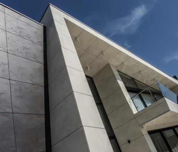 Coverlam Óxido – hele portselanplaat kasutatud kaasaegse fassaadi kujunduses