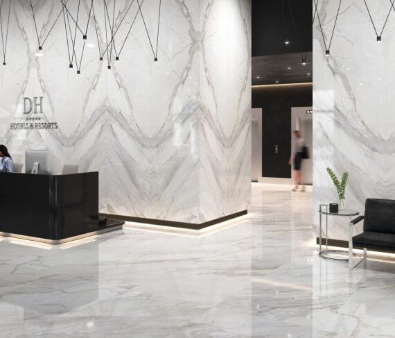 Coverlam Calacata – valge marmorefektiga plaat modernses vastuvõturuumis