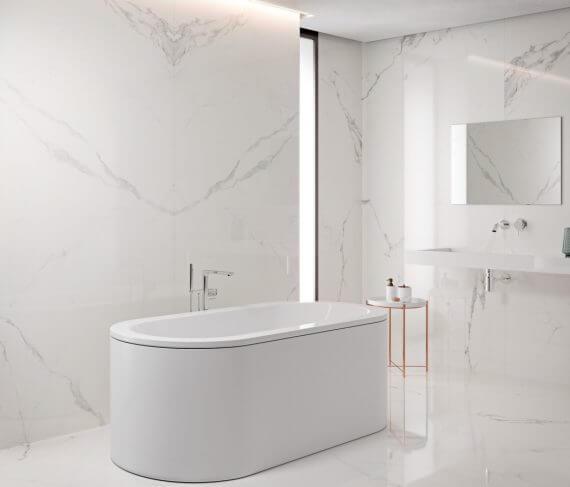 Coverlam Estatuario Bookmatch – valge marmorimustriga plaat elegantse vannitoa seinas