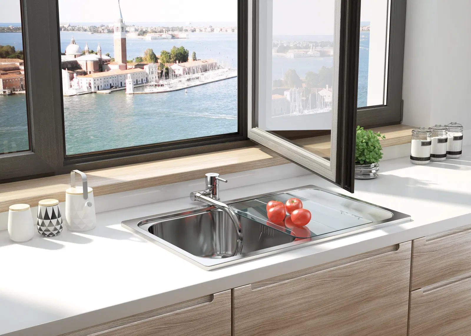 Valgusküllane köök vaatega veekogule, kus on roostevabast terasest Deante valamu ja läikiv kroomitud segisti, mille kõrval asub klaasist nõudekuivatusplaat.