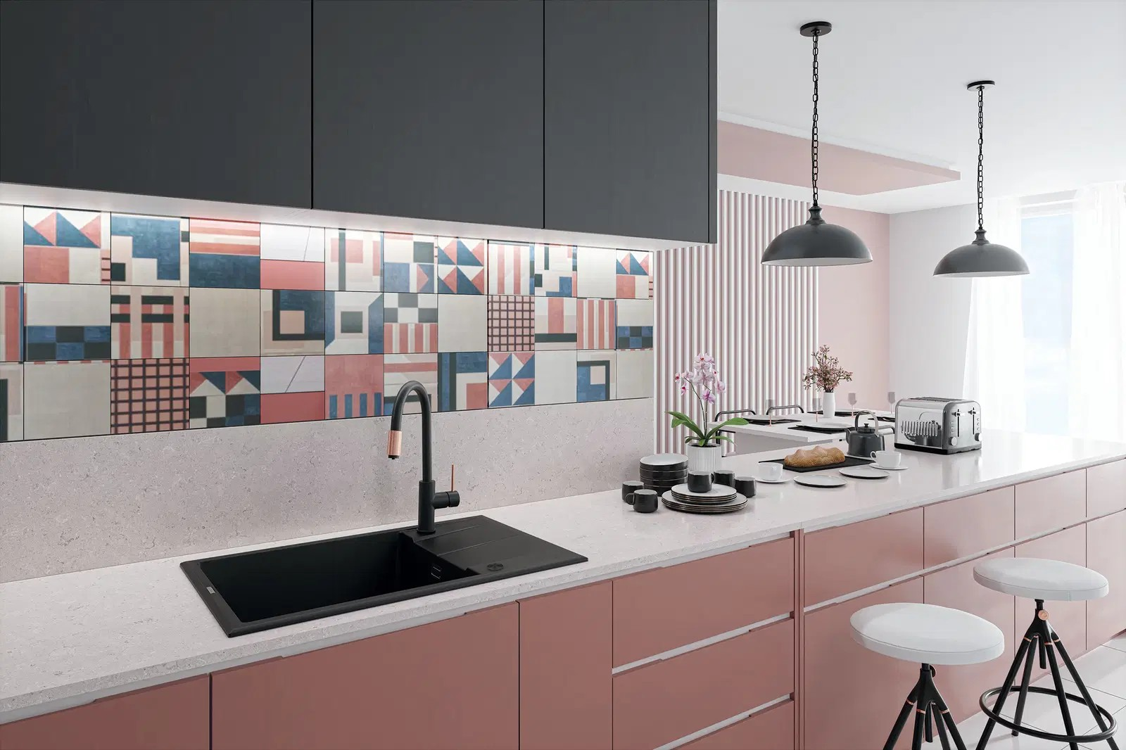 Kaasaegne köök roosa ja halli kombinatsioonis, kus on must Deante kraan ja valamu, mis sulanduvad kontrastse tööpinnaga. Taustaks geomeetrilise mustriga seinaplaadid.