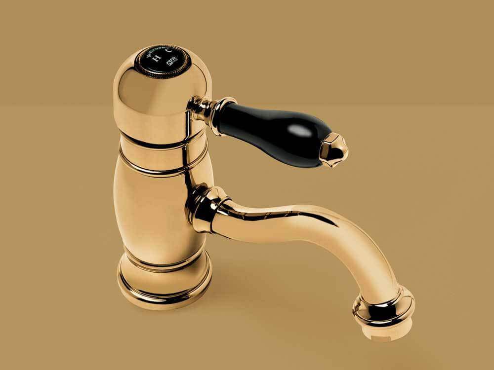 Klassikalise stiiliga kuldne valamusegisti musta käepidemega ja retrostiilis detailidega, mis sobib suurepäraselt elegantsetesse vannitubadesse.