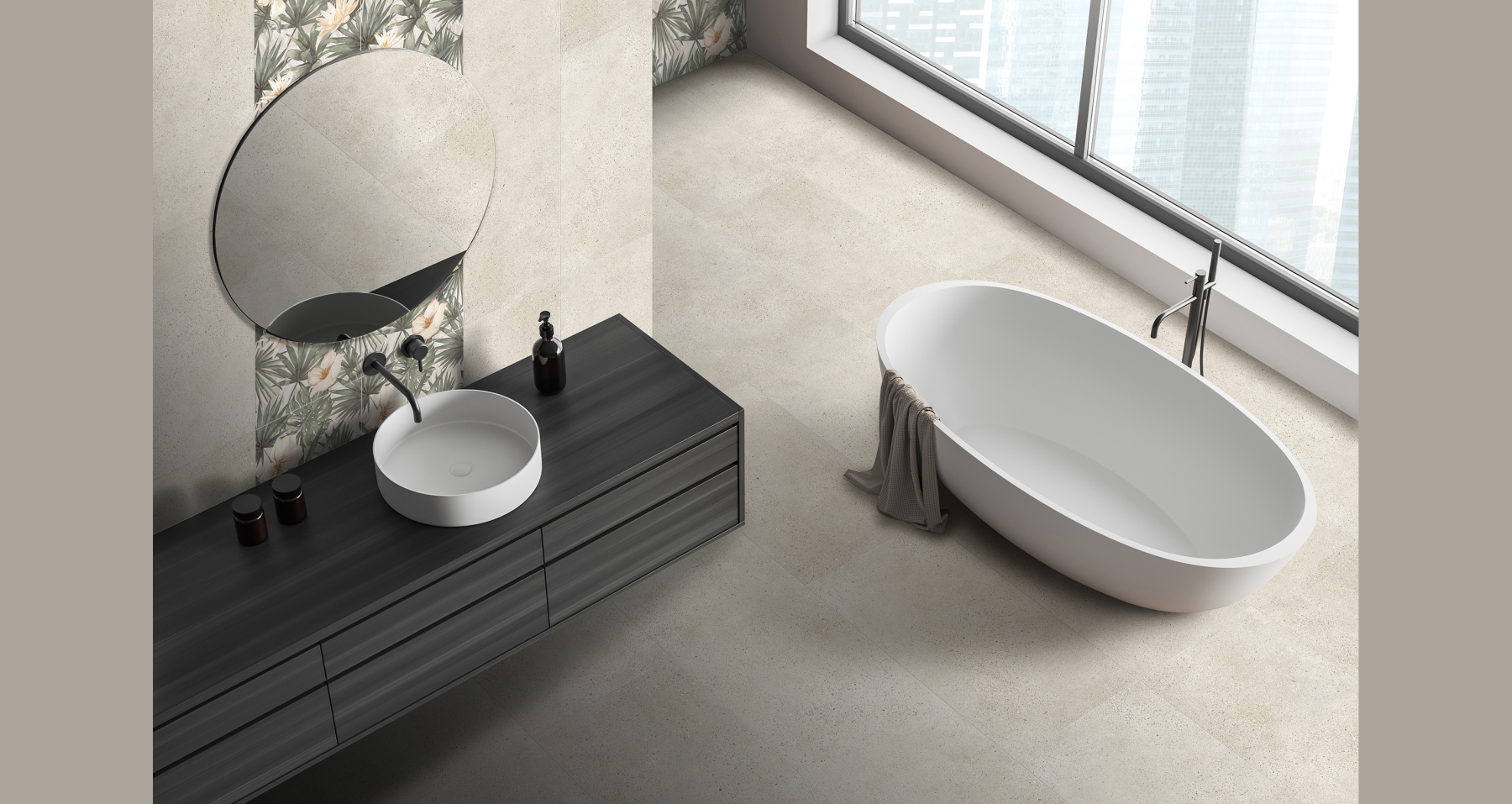 Minimalistlik ja stiilne vannituba suure aknaga, kust avaneb vaade linnale. Helgetes toonides sisustus sisaldab vabaltseisvat valget vanni, musta vannitoakappi ümmarguse valamu ja suure peegliga. Seinad ja põrand on kaetud helebeežide plaatidega ning kontrastiks on lilleline dekoratiivtapeet peegli taga.