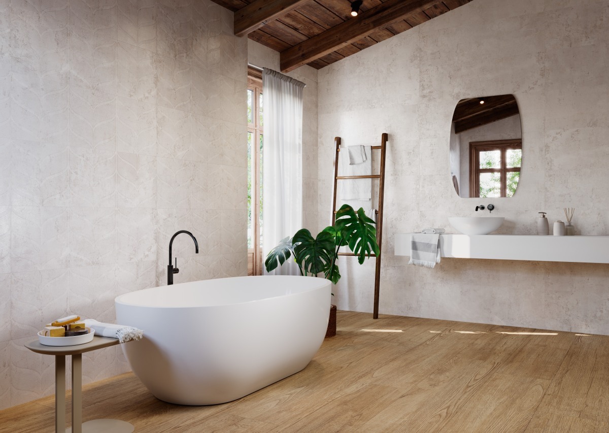 Rustikaalse laega vannituba, kus heledad reljeefse mustriga seinaplaadid kohtuvad naturaalset tooni puitdekooriga põrandaplaatidega. Elegantne ja rahulik atmosfäär.