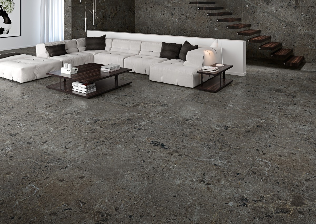 Moodne elutuba, mille seinad ja põrandad on kaetud luksusliku hallikaspruuni marmori imitatsiooniga plaatidega. Kontrasti lisab hele nurgadiivan ja tume mööbel.