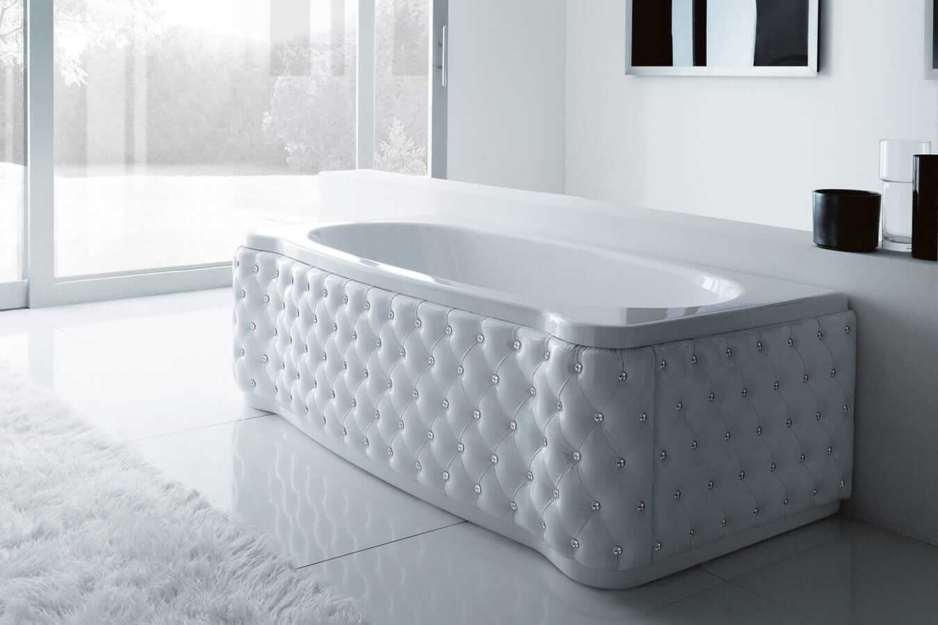 Luksuslik vann elegantse tepitud katte ja kristalln&ouml;&ouml;pidega, loob pilkup&uuml;&uuml;dva fookuse igas vannitoas &ndash; ideaalne neile, kes hindavad stiili ja mugavust.