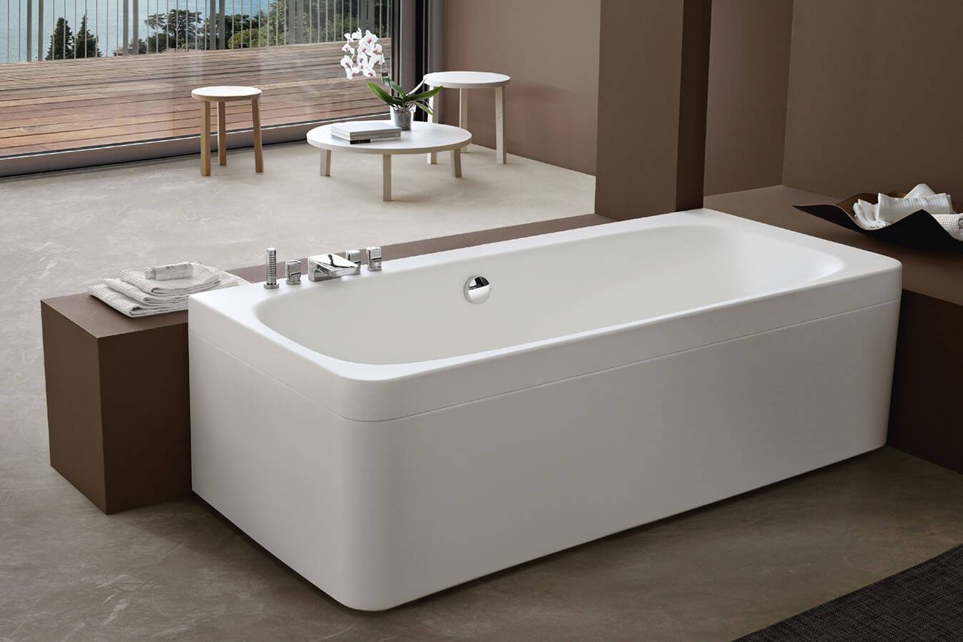 Minimalistliku joonega vann sirgete servade ja kergelt &uuml;mardatud nurkadega, sobib ideaalselt modernsesse interj&ouml;&ouml;ri ning pakub mugavat ja rahulikku vannikogemust.