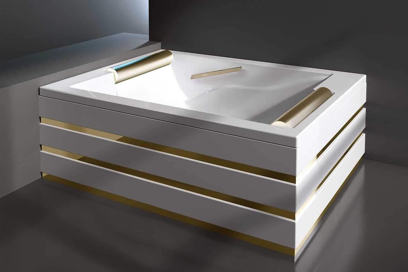 Elegantne mullivann kuldsete detailide ja peatoega, sobib luksuslikku vannituppa.