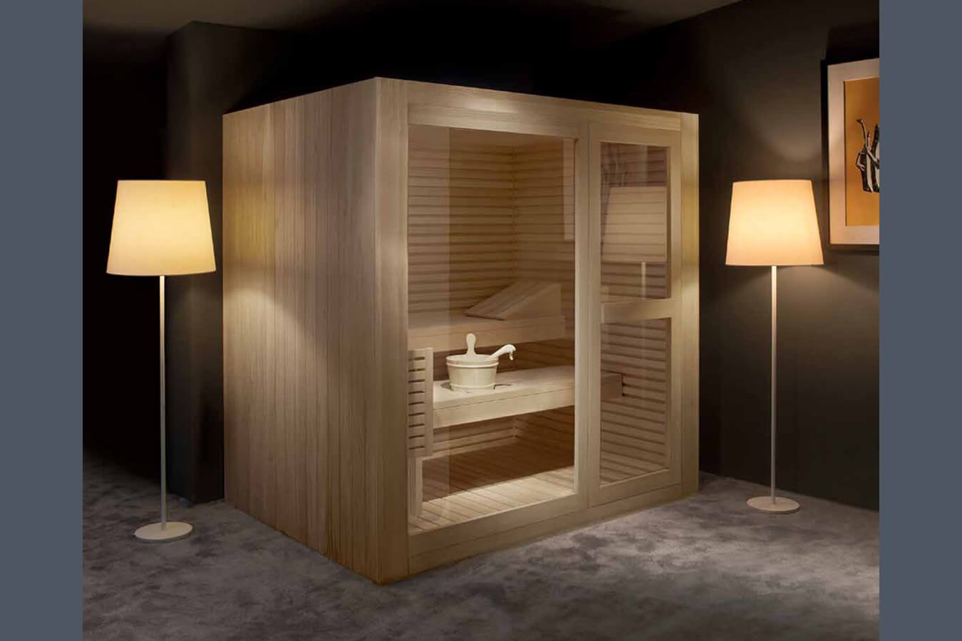 Kompaktne ja stiilne saunamoodul heledast puidust, sobib ideaalselt sisetingimustesse. Klaasist uks ja seinad loovad avara mulje, pakkudes hubast ja rahulikku l&otilde;&otilde;gastust.