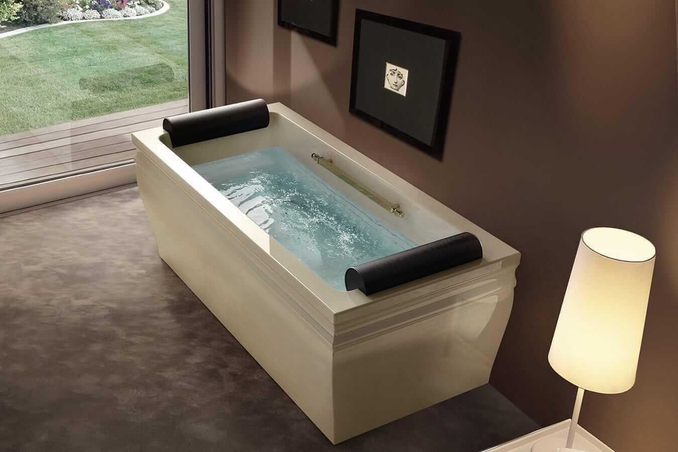 Moodsas stiilis mullivann mustade peatugede ja kreemika viimistlusega, paigutatud suure akna &auml;&auml;rde vaatega aeda.