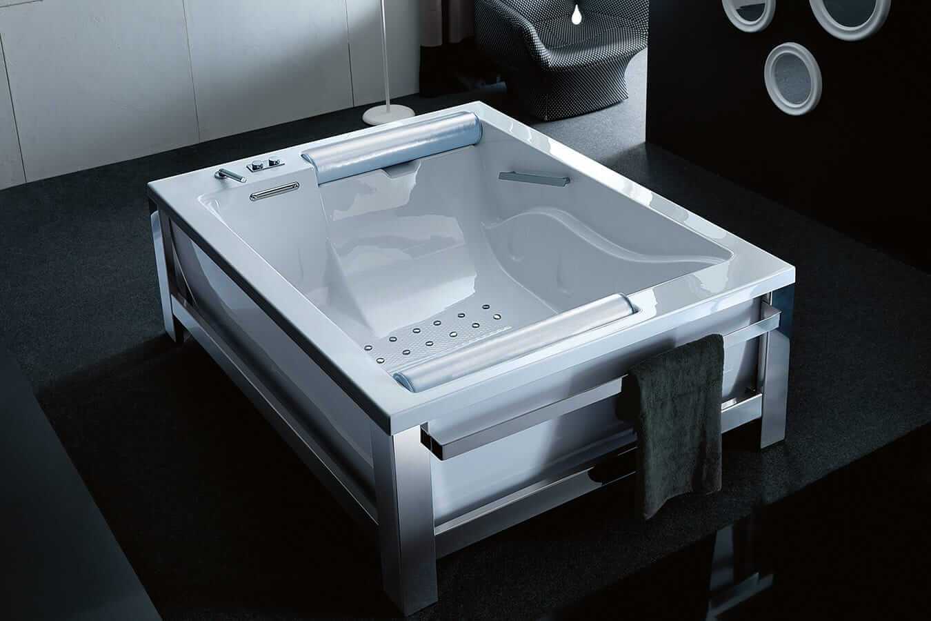 Stiilne kandiline mullivann metallraami ja peatoega, sobib ideaalselt modernsesse interj&ouml;&ouml;ri.