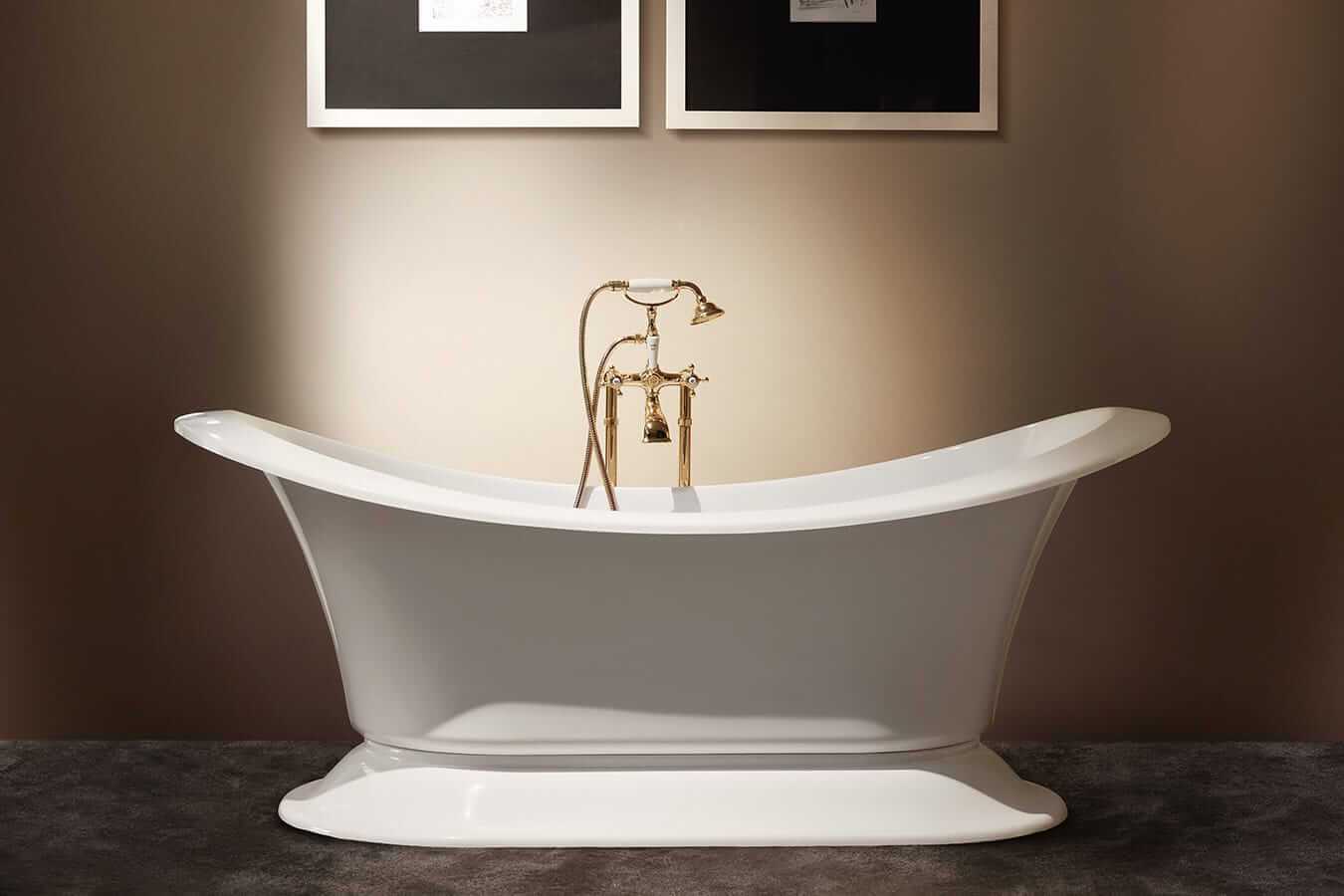 Elegantne vaba&shy;seisev vann klassikalise vormiga ja pronksist segistiga. K&otilde;rged &auml;&auml;red ja lai alus loovad pilkup&uuml;&uuml;dva silueti, lisades vannitoale luksuslikku karakterit.