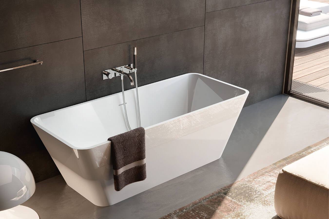 Tume matt seinaplaat loob kontrastse tausta, r&otilde;hutades vanni puhtaid jooni ja tuues esile minimalistliku interj&ouml;&ouml;ri modernse ilme.