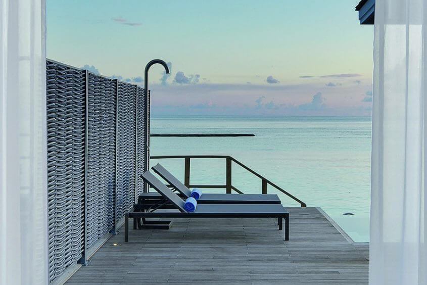 Merevaatega terrassil on kaks lamamistooli ja välistingimustesse sobiv dušš – ideaalne lõõgastumiseks ja ujumisjärgseks värskenduseks.