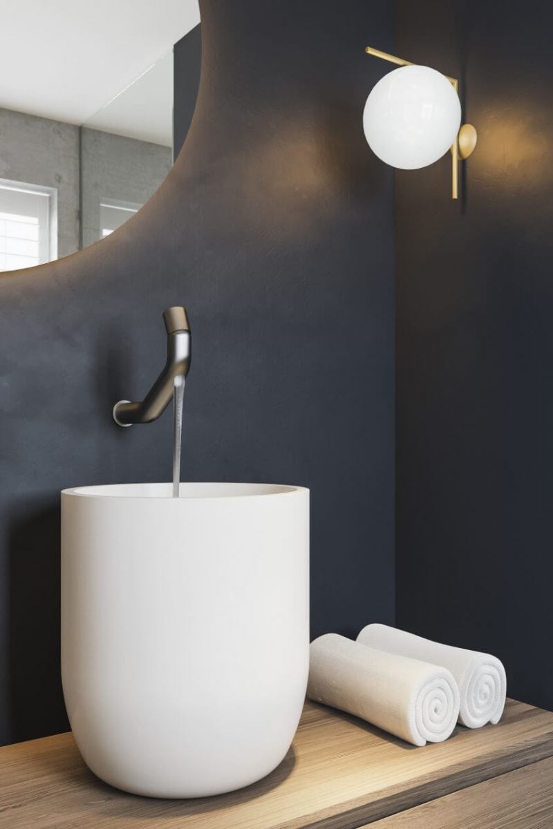 Püstine valge põrandale paigaldatav valamu koos kaasaegse seinale kinnituva segistiga lisab vannituppa modernset ja elegantset iseloomu.