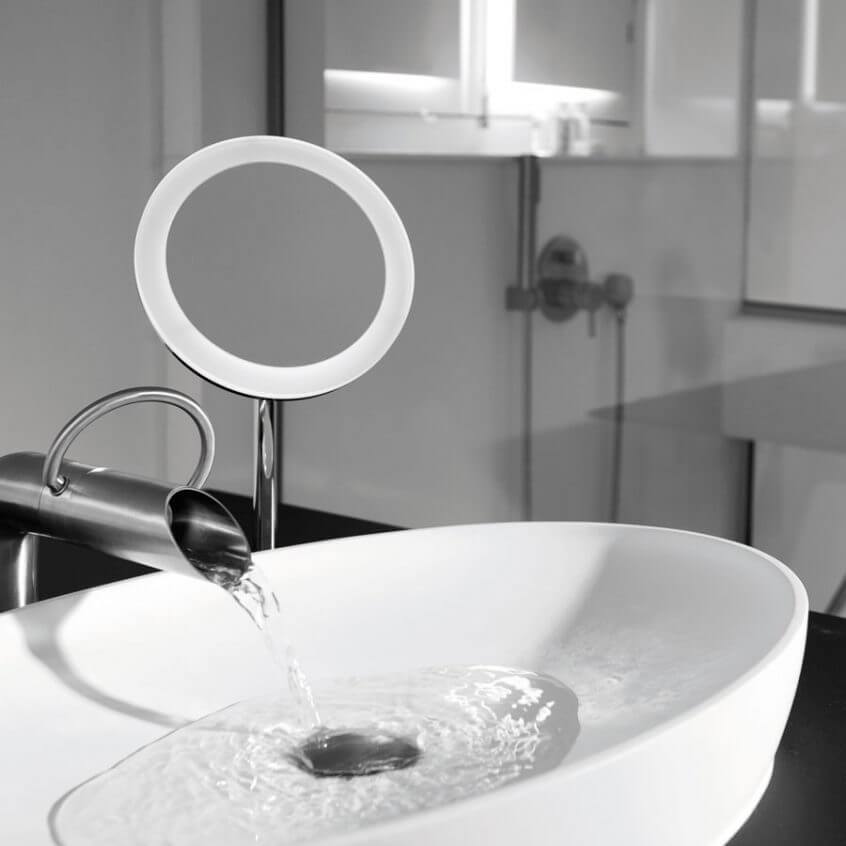 Valge ovaalne valamu koos modernse roostevabast terasest segistiga toob vannituppa puhta ja elegantse ilme.