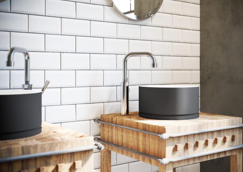 Rustikaalse vineerplaadi ja modernsete mustade kraanikausside kombinatsioon loob huvitava kontrasti. Valged metrooplaadid ja roostevabast terasest segistid lisavad puhtust ja tööstuslikku tunnet.