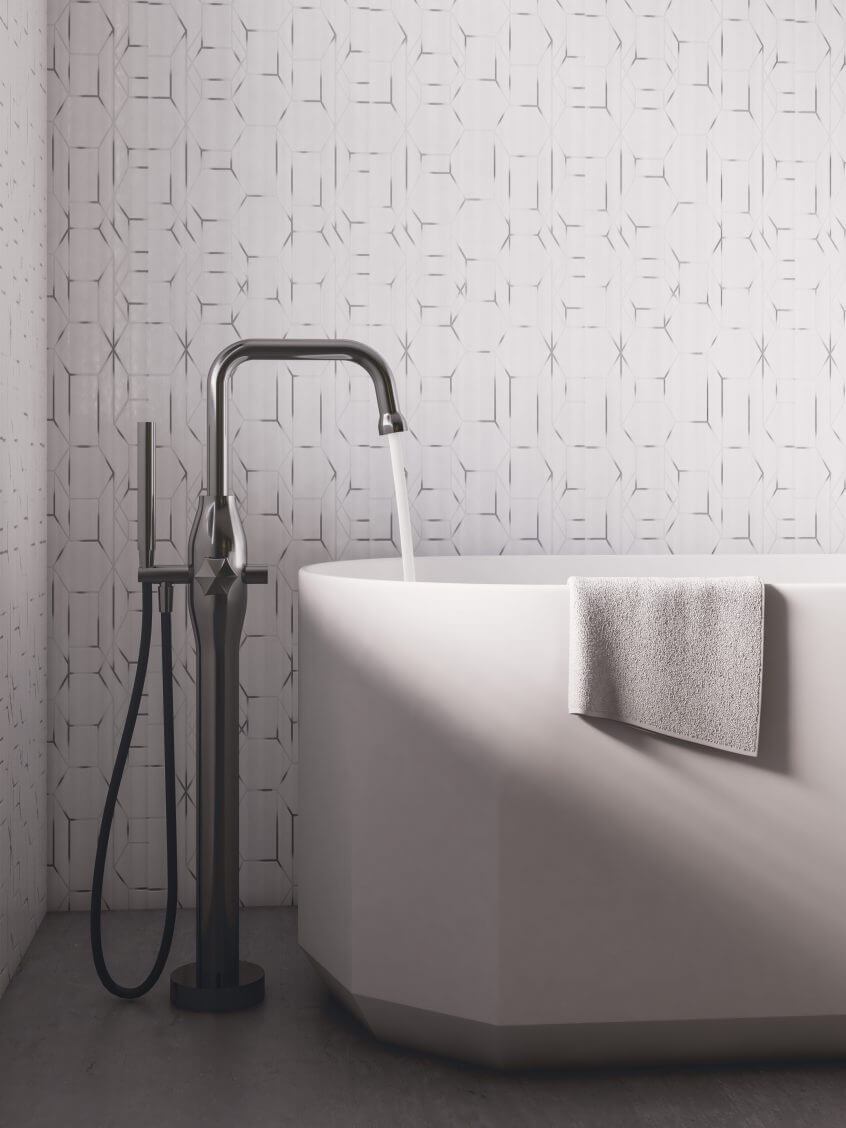 Modernne vabaseseisev vann sirgete külgede ja mati pinnaga, mida täiendab põrandale paigaldatav kõrge musta ja kroomitud viimistlusega segisti.