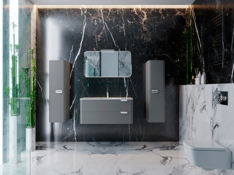 Hall vannitoam&ouml;&ouml;bel luksuslikus must-valges marmormustris interj&ouml;&ouml;ris. Sisaldab kahte k&otilde;rget seinakappi, sahtlitega valamukappi ja valgusega peeglikappi.