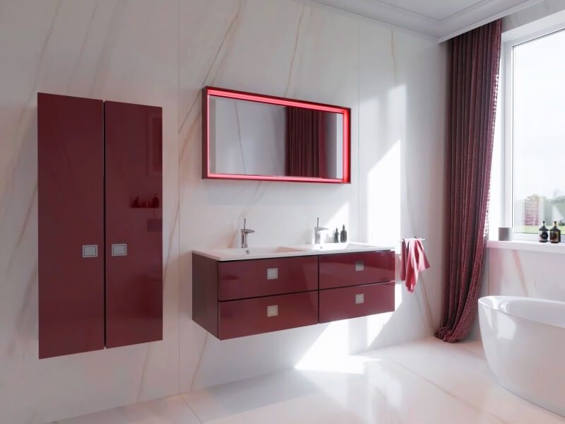 Burgundia tooni l&auml;ikiv vannitoam&ouml;&ouml;bel heledal marmoril. Valgustatud peegel ja kahe segistiga valamukapp loovad stiilse ja kaasaegse ilme.