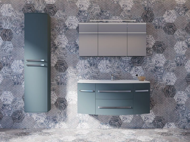 Sinakashhall vannitoam&ouml;&ouml;bel koos peegliga kapiga mustrilise tapeediga seinal. Komplekti kuuluvad valamukapp, k&otilde;rge seinakapp ja kolmest osast peeglikapp.