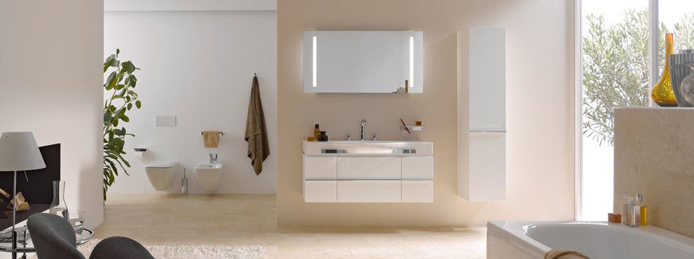 Modernne hele vannituba kahe valge valamukapiga, suur valgustusega peegel, kõrge seinakapp ja aken. Vasakul bidee ja WC.